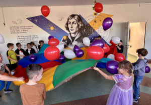 Uczniowie podczas zabawy ruchowej z bajkowymi balonami.