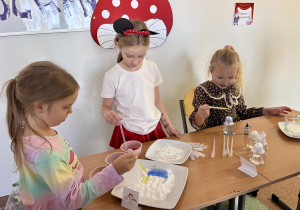 Uczniowie w wykonują magiczne eksperymenty.