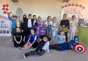 Uczniowie klasy 1a prezentują bajkowe stroje.