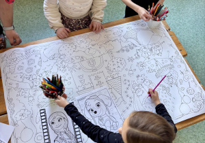 Dzieci kolorują giga kolorowane z motywem księżniczek.