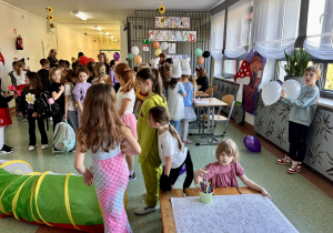 Uczniowie w trakcie zabaw w Dniu Postaci z Bajek.