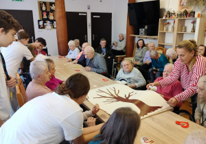 wolontariusze wraz z opiekunami podczas wykonywania pracy technicznej – Drzewa Niepodległości