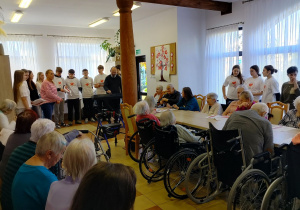 wspólne śpiewanie pieśni patriotycznych