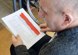 podopieczny DPS podczas śpiewania pieśni patriotycznych