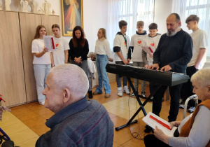 wspólne śpiewanie pieśni patriotycznych