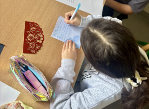 Uczniowie naszej szkoły tworzą kartki urodzinowe dla podopiecznych Domu Seniora w Kleszczowie.