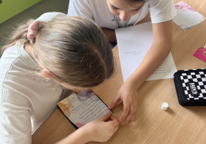 Uczennice ozdabiają kartki dla podopiecznych Domu Seniora w Kleszczowie.