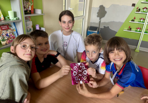 Dzieci prezentują gotową kartkę urodzinową.