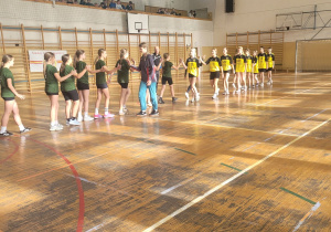 reprezentacje szkół witające się przed meczem