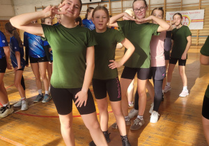 uczennice uśmuechnięte po zawodach