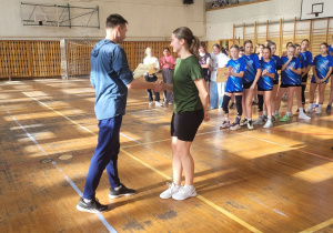 uczennica odbiera dyplom z rąk sędziego