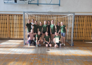 uczennice z opiekunem w bramce sportowej