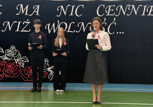 Pani Dyrektor zwraca się do uczniów.