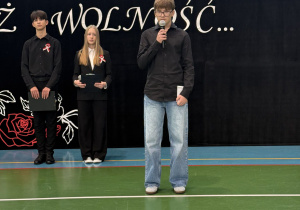 Uczeń klasy 8 recytuje.