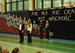 Uczennice recytują.