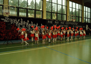 Uczennice klasy 1 tańczą.