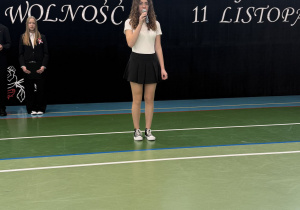 Uczennica klasy 8 recytuje.