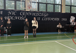 Uczennice śpiewają.