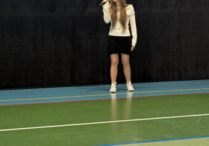 Uczennica klasy 8 śpiewa.