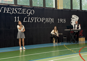 Uczennica klasy 6 śpiewa.