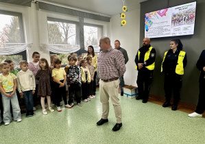 Pan Karol Jakubik przedstawia cel akcji "Bezpieczny i widoczny mieszkaniec Gminy Kleszczów"