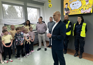 Wiceprezes Fundacji Rozwoju Gminy Kleszczów - Michał Peroński mówi do uczniów