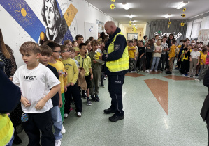 Wręczenie uczniom odblasków, kamizelek i innych emblematów