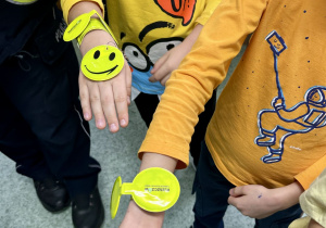 Uczniowie prezentują odblaski