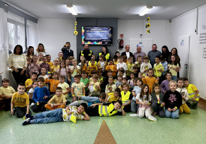 Inicjatorzy akcji wraz z uczniami szkoły