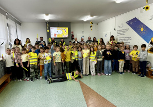 Organizatorzy akcji profilaktycznej wraz z uczniami szkoły