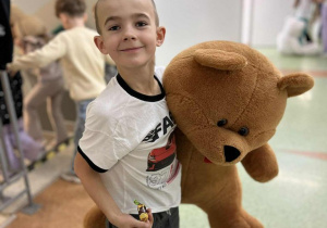 Chłopczyk z dużym misiem