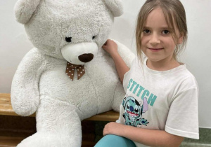 Dziewczynka z dużym, białym misiem