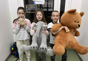 Uczniowie klas 1 z misiami