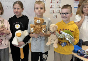 Uczniowie 3 klasy z maskotkami