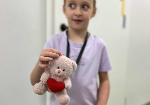 Dziewczynka z misiem