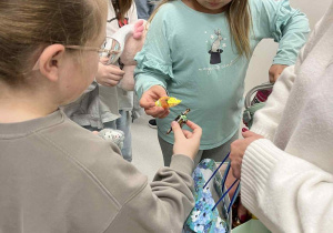 Dziewczynki częstują się cukierkami