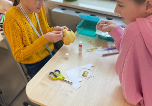 Dziewczynki wykonują „sowę matematyczną” z okazji Światowego Dnia Tabliczki Mnożenia.