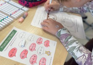 Rozwiązywanie łamigłówek przez uczennicę.