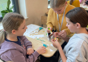 Uczniowie wspólnie pracują nad twórczym projektem.