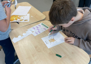 Uczeń wykonuje matematyczne obliczenia.