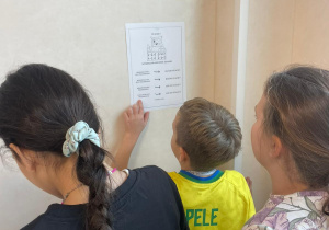 Uczniowie podczas rozwiązywania zadań na stacji zadaniowej nr. 5.