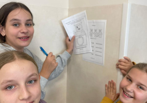 Uczennice podczas rozwiązywania zadań na stacji zadaniowej nr. 7.