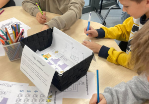 Uczniowie klas 1-3 podczas Światowego Dnia Tabliczki Mnożenia.