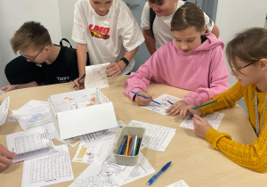 Uczniowie klas 4-8 podczas Światowego Dnia Tabliczki Mnożenia.