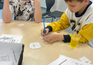 Uczniowie rozwiązują losy z tabliczką mnożenia.