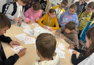 Uczniowie szkoły mierzą się z zadaniami.