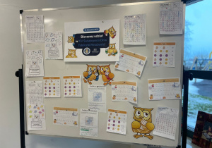 Tablica z rozwiązanymi zadaniami przez uczniów szkoły.