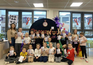 Klasa 1a z dyplomami z pasowania