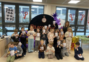 Klasa 1b z dyplomami z pasowania