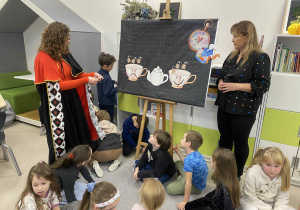 Klasa 1b rozwiązuje zadania na tablicy